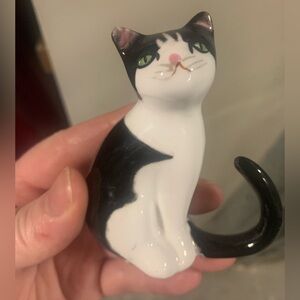 Lovely small Ceramic Black & White Cat Figurine